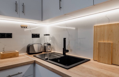 Ampelokipoi Apartment | Dylan- Luminous Downtown Chic