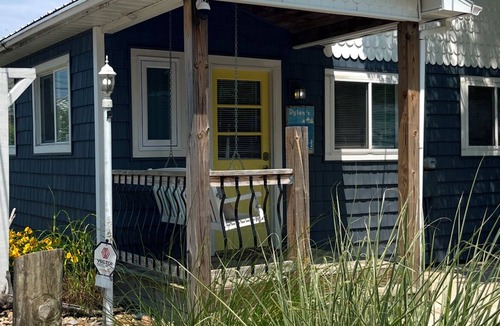Geneva-on-the-Lake Cottage | Dylan’s Lighthouse is a beautiful newly remodeled 2 bedroom cottage.