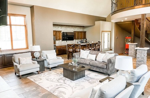 Butte Des Morts House | EAA Availability - Modern estate with entertaining space & inground pool