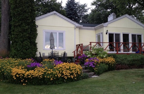 Black Wolf House | EAA Dream Home: Immaculate Lake Front Home 5 miles from EAA