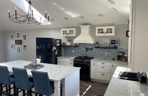 Winneconne House | EAA week: Spacious 3 bedroom house w/pool, hot tub, & beautiful river views. n