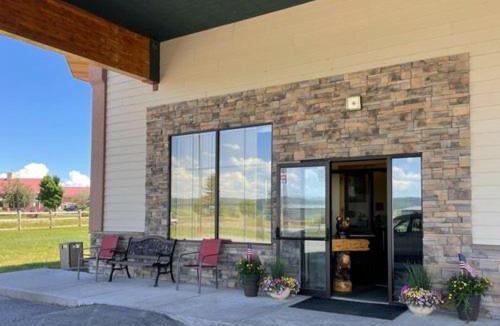 Ashton Hotel | Eagle Peak Lodge & Cabins