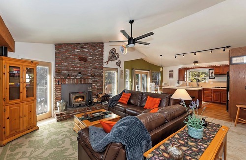 Big Bear Lake Cabin | Eagle Point Retreat: Walk To Meadow Park! Single Story With Peek-A-Boo Lake Views!