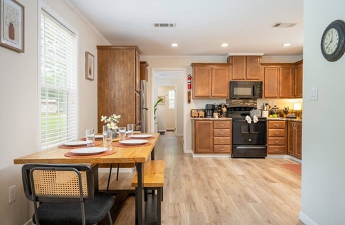 Hemphill House | Eagle`s Cove · Waterfront Amazing View, King Bed, Deck