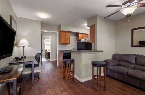 Three Rivers Hotel | Eagle's Den Three Rivers Texas a Travelodge by Wyndham