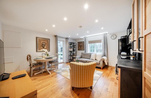 Guildford Apartment | Eagle's Nest