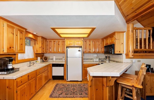 Fox Farm Cabin | Eagle Tree Cabin by Destination Big Bear: Fox Farm Neighborhood! Spacious! Minutes from the Village and Ski Resorts!