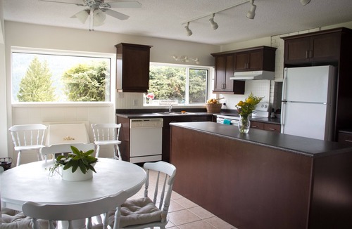 Blind Bay House | Eagles Bliss, nested in the surrounding beauty of the bay and mountain views.
