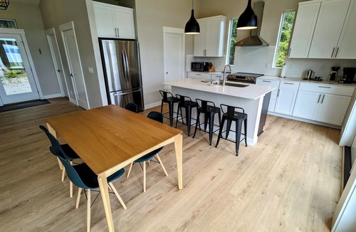 Brinnon House | Eagle’s Bluff on Hood Canal features panoramic views of the Hood Canal.