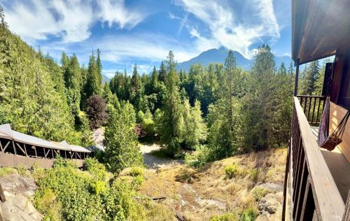 Upper Squamish House | Eagles Nest - epic blufftop cabin Squamish
