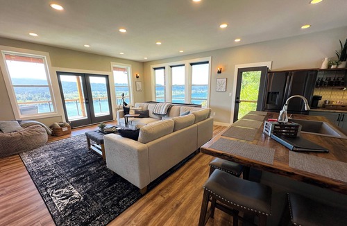 Cathlamet House | Eagles View Waterfront Luxury Retreat W/Outdoor Tub. On Columbia River Cathlamet
