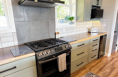Cathlamet House | Eagles View Waterfront Retreat a 2-bedroom 2-bath stunning house in Cathlamet