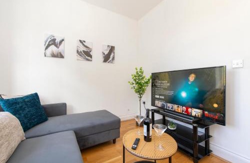 Ealing Common Apartment | Ealing 3 Bath Flat with Parking 10 mins to Station