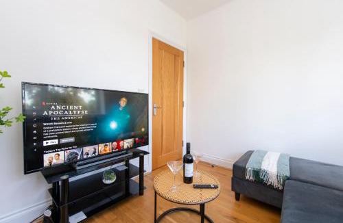 Ealing Common Apartment | Ealing 3 Bath Flat with Parking 10 mins to Station