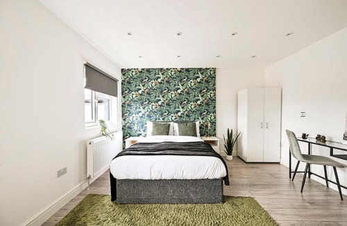 Ealing Apartment | Ealing Broadway Apartment- Great Transport Links