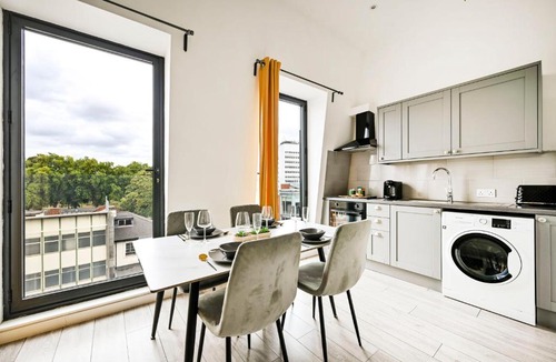 Ealing Apartment | Ealing Broadway Apartment- Great Transport Links