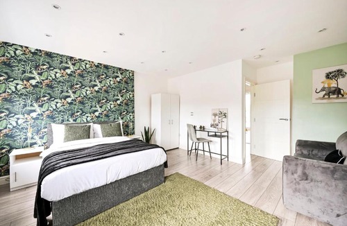 Ealing Apartment | Ealing Broadway Apartment- Great Transport Links
