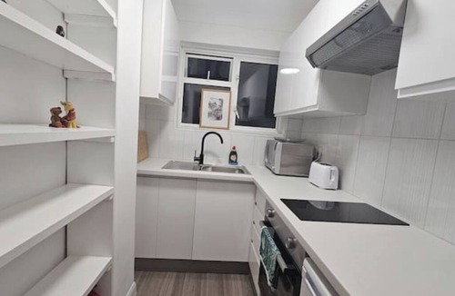 Mapesbury Apartment | Earl's Court 2 bed Terrace Flat