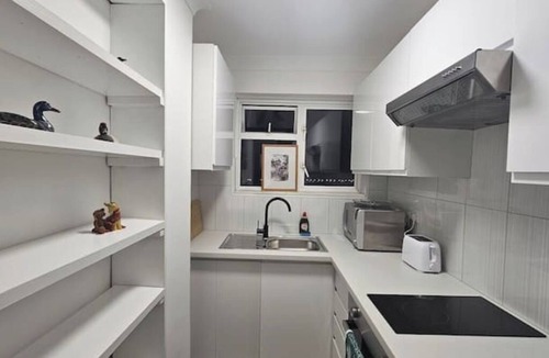 Mapesbury Apartment | Earl's Court 2 bed Terrace Flat
