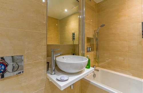 Fulham Broadway Apartment | Earl's Court Gem Sleeps 6 Lift & Tube