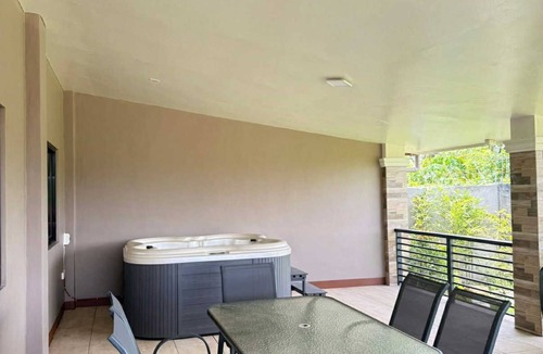 Pili House | Earl's Villa