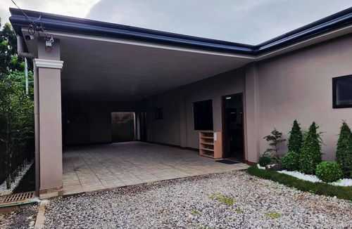 Pili House | Earl's Villa
