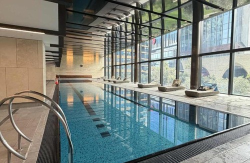 Docklands Apartment | Early check in, Pool, Spa & Sauna, Centralised CBD
