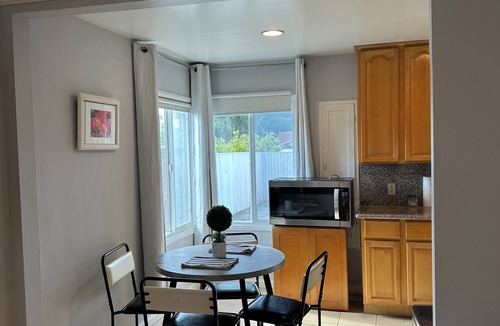 Allendale House | East Bay Connection: Comfy 2-bedroom house with AC in vibrant Oakland