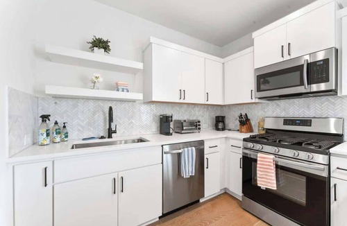 Central East Austin Condo | East Downtown 3BR Condo | Free Parking | Sleeps 7