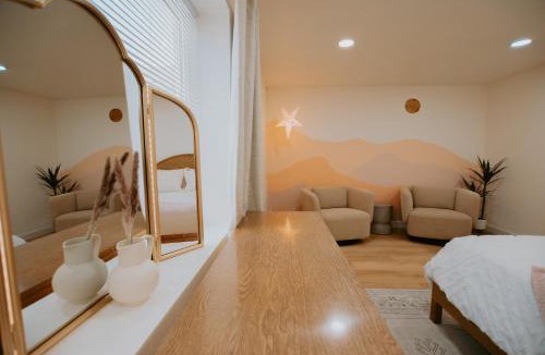 Huning Highland Historic District House | East Downtown Desert Chic Casita-Private Hot Tub-Close to Downtown-Pet Friendly!
