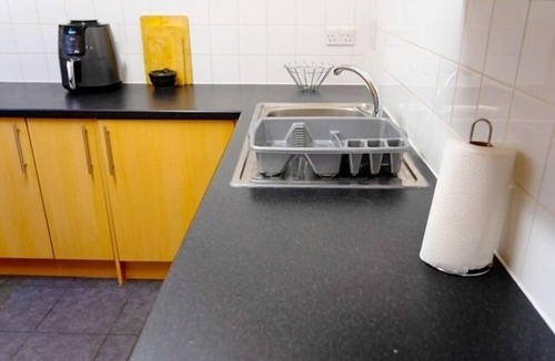 Homerton Apartment | East London 1-Bed Apt, Sleeps 2, with Parking