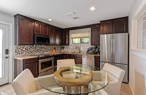 Gunter Afs House | EAST MONTGOMERY GETAWAY KING BEDS COVERED PATIO SMART TVS KITCHEN WELL STOCKED