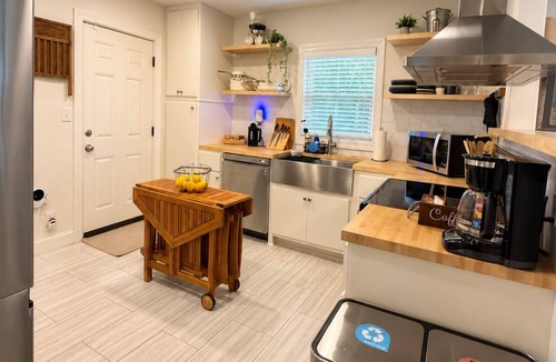Talbot's Corner House | East Nashville 2BR Retreat - King Bed, Washer/Dryer, Full Kitchen