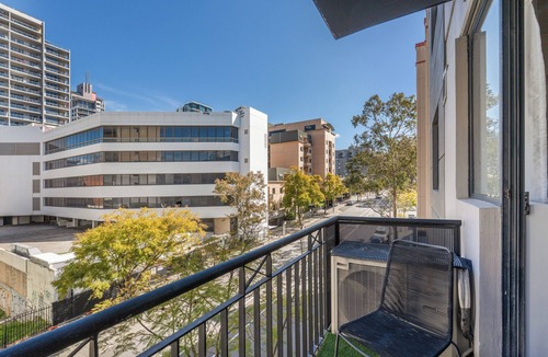East Perth Apartment | East Perth 2 Bedroom modern apartment with pool gym and free parking undercover
