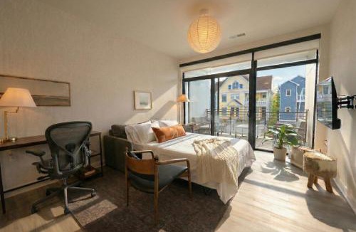 Lower East Side Apartment | East Side Luxury 1BR Apt - Near Brady St with Balcony and Lounge - Sleeps 4