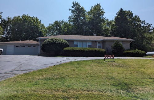 Terre Haute House | East side of town with HOT TUB - 2 king, 1 full