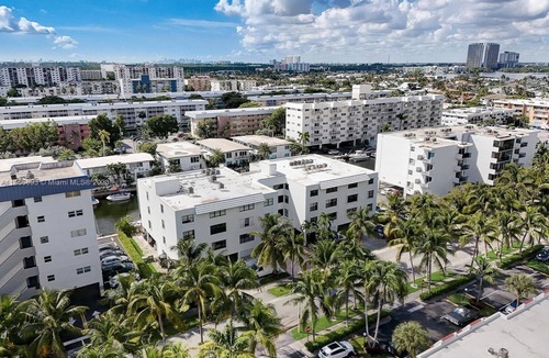 Eastern Shores Condo | Eastern Shores "JEM" located in the Heart of Sunny Isle's, North Miami Beach! 1/