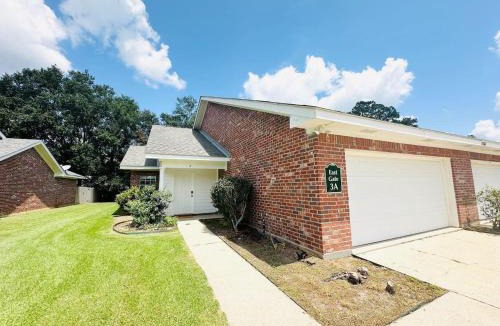 Hammond Apartment | Eastgate 3A Pretty in Pink