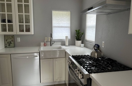 East Side Costa Mesa House | Eastside Costa Mesa, close to Disneyland, beaches. 1.5 miles to JWA airport.