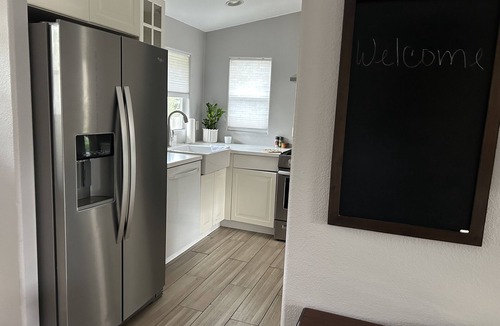 East Side Costa Mesa House | Eastside Costa Mesa, close to Disneyland, beaches. 1.5 miles to JWA airport.