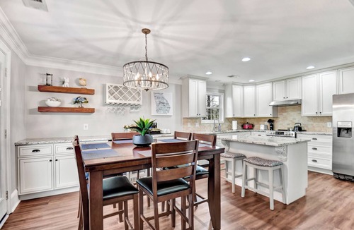 Athens House | Eastside Grove Fire Pit King Suite Near UGA
