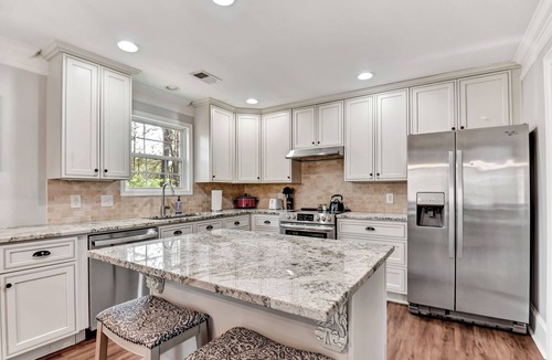Athens House | Eastside Grove Fire Pit King Suite Near UGA