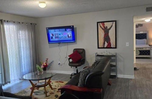 Norcross Apartment | Easy Access 2beds,1bt luxury kingbed with pool sleeps 4