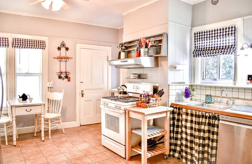 Pawtucket House | Easy access elegance! Minutes to Providence, Colleges and history.