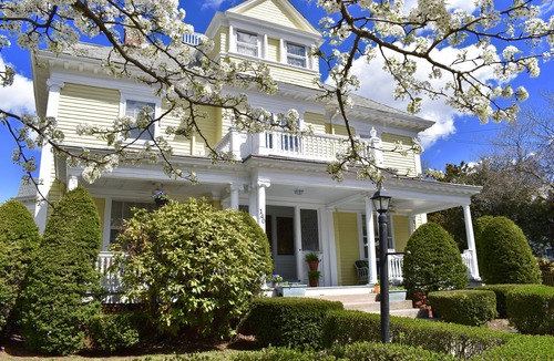 Pawtucket House | Easy access elegance! Minutes to Providence, Colleges and history.