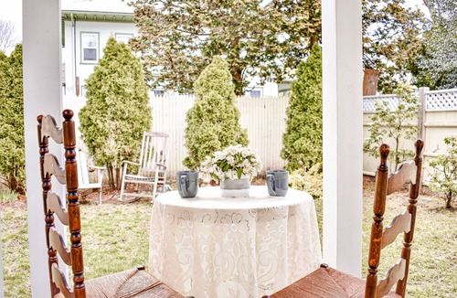 Pawtucket House | Easy access elegance! Minutes to Providence, Colleges and history.