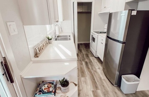 South Lethbridge House | Easy Access Full Duplex - Sleeps 12