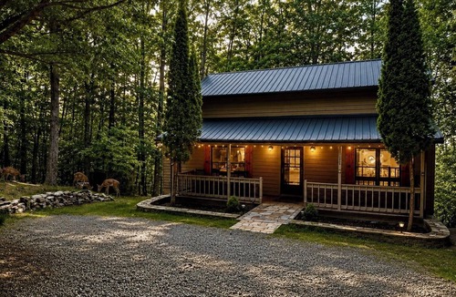 Walnut Mountain Cabin | Easy Access Mtn View Hot Tub Pool Game Room Porch Wildlife Minutes to Town
