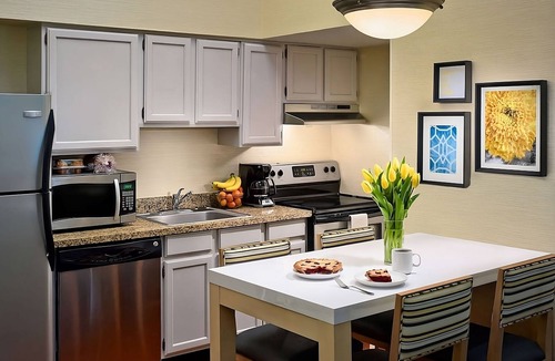 Middleburg Heights Hotel | Easy Access to Cleveland Hopkins In'tl Airport! Unit w/Kitchen, Free Parking