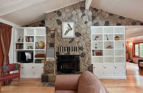 Mill Bay House | Easy Acres - Private and Beautiful Home in the Cowichan Valley (pet friendly!)
